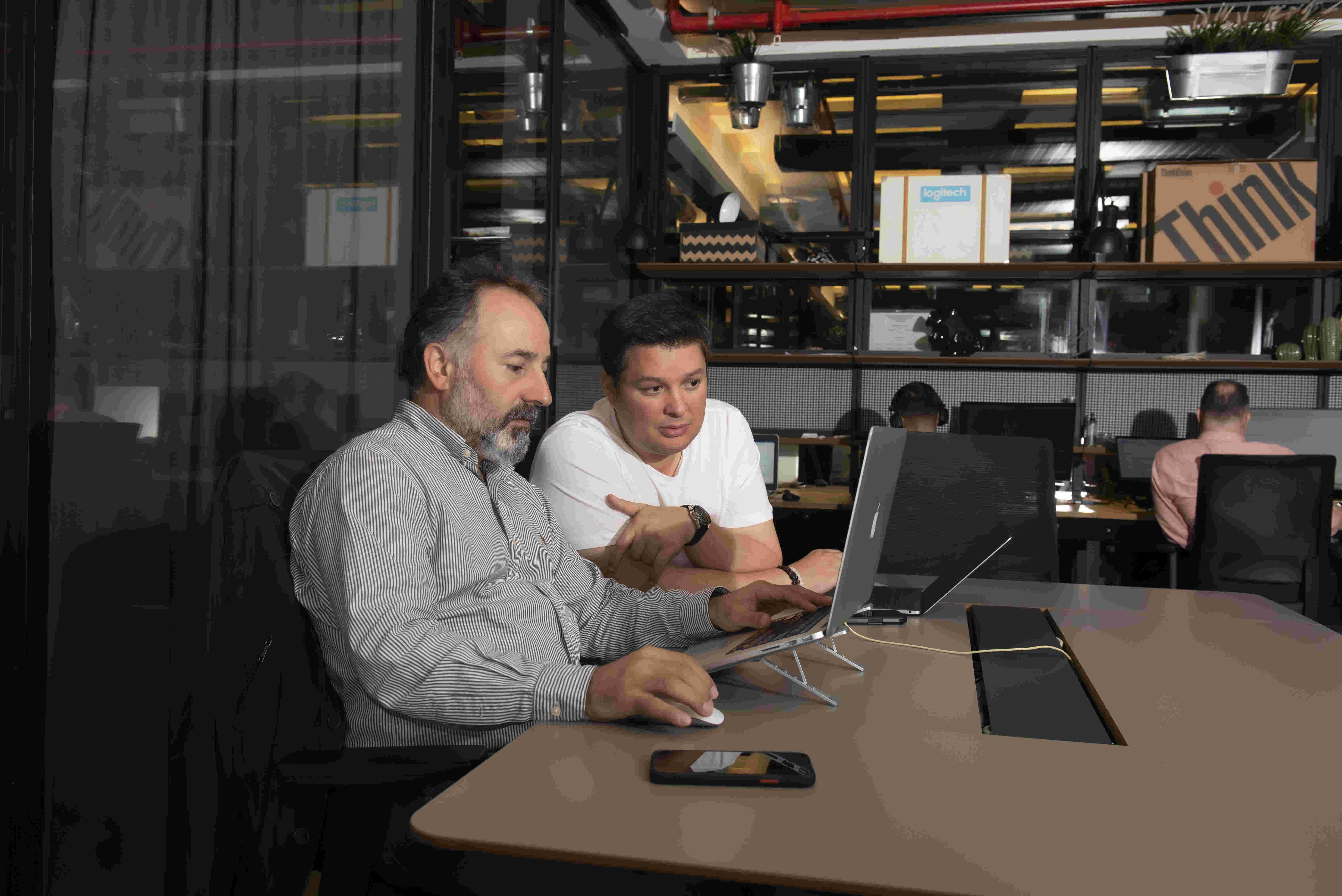 Deka Technology engineers working on etl/elt pipeline projects
